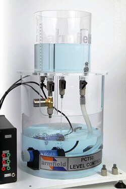 Pequeña planta de control de procesos para regular el nivel de un líquido PCT50