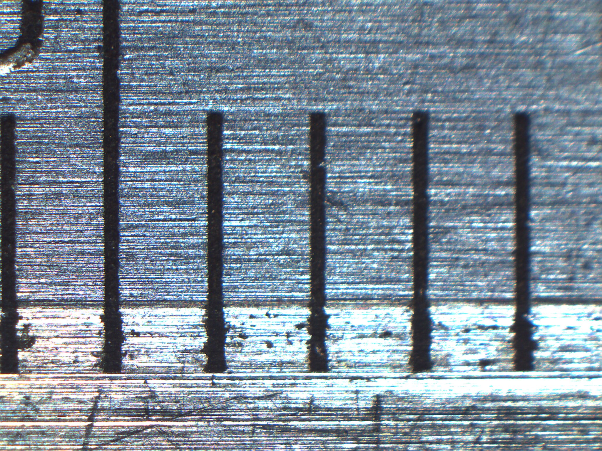 Foto de un calibre metlico tomado con la lupa DM39C-N9GO a 20X